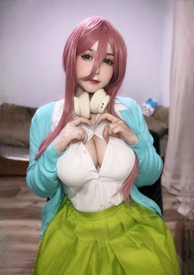 Risas chhh - Miku Nakano (10)